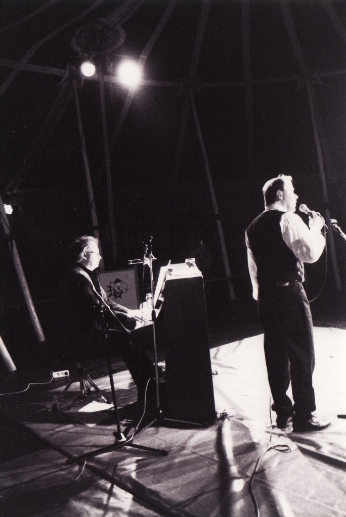 Raemmi s w aus der Kullisse von hinten WEBSITE